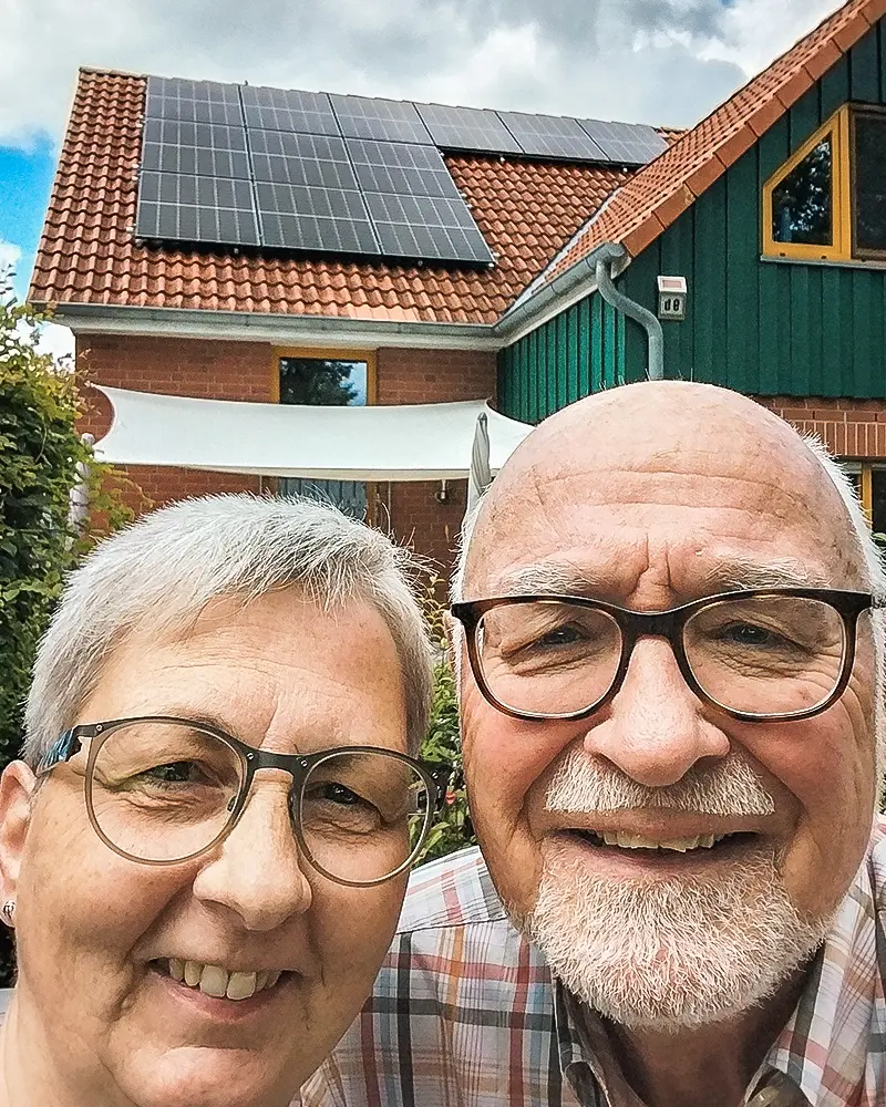 Infravoltaic Kunden mit ihrer Infravoltaic Energielösung
