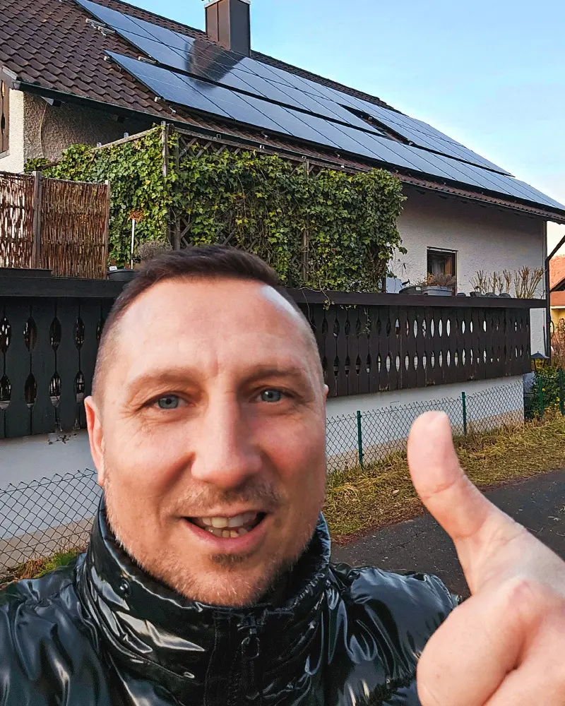 Infravoltaic Kunden mit ihrer Infravoltaic Energielösung