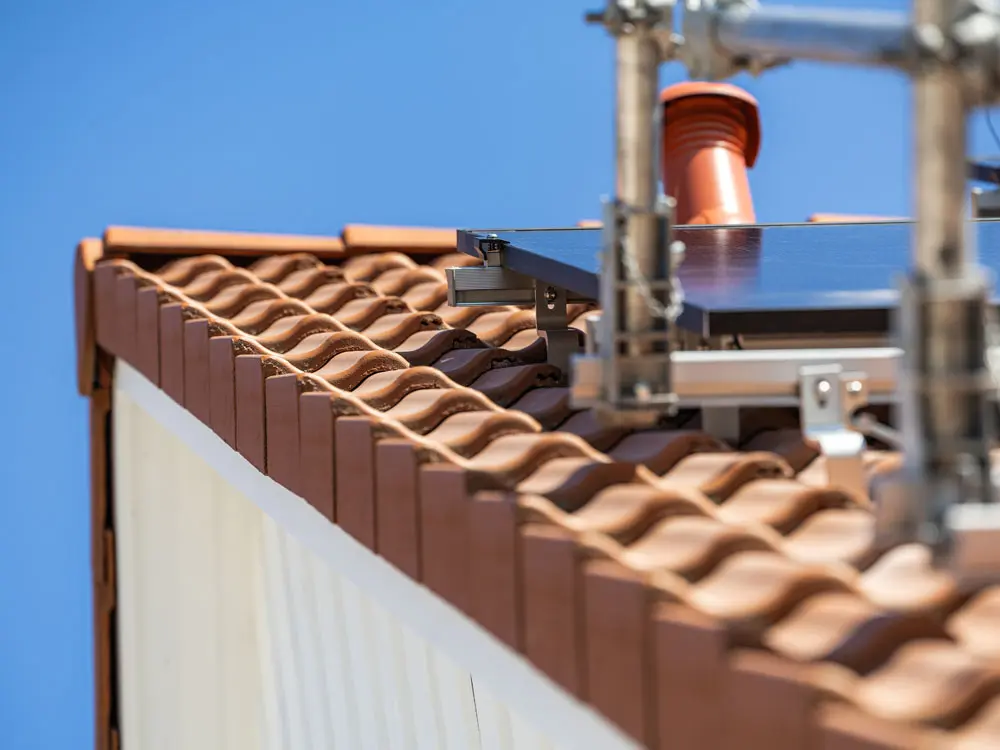 Ecke eines Hausdaches mit Solaranlage