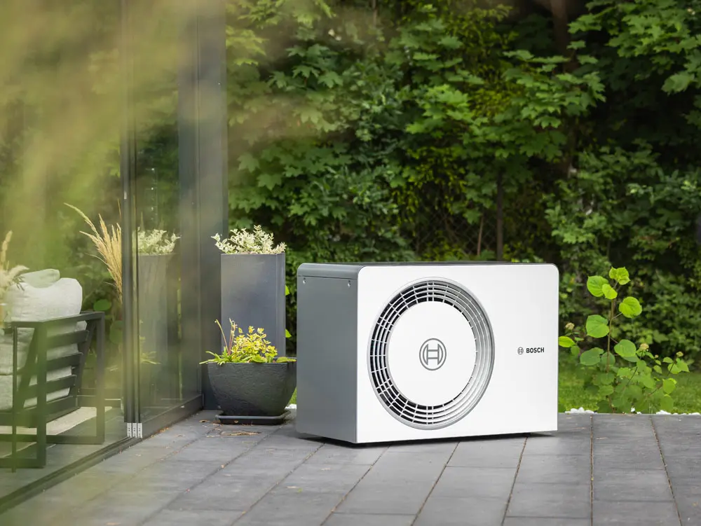 Bosch Wärmepumpe auf Terrasse bei Infravoltaic Kunde