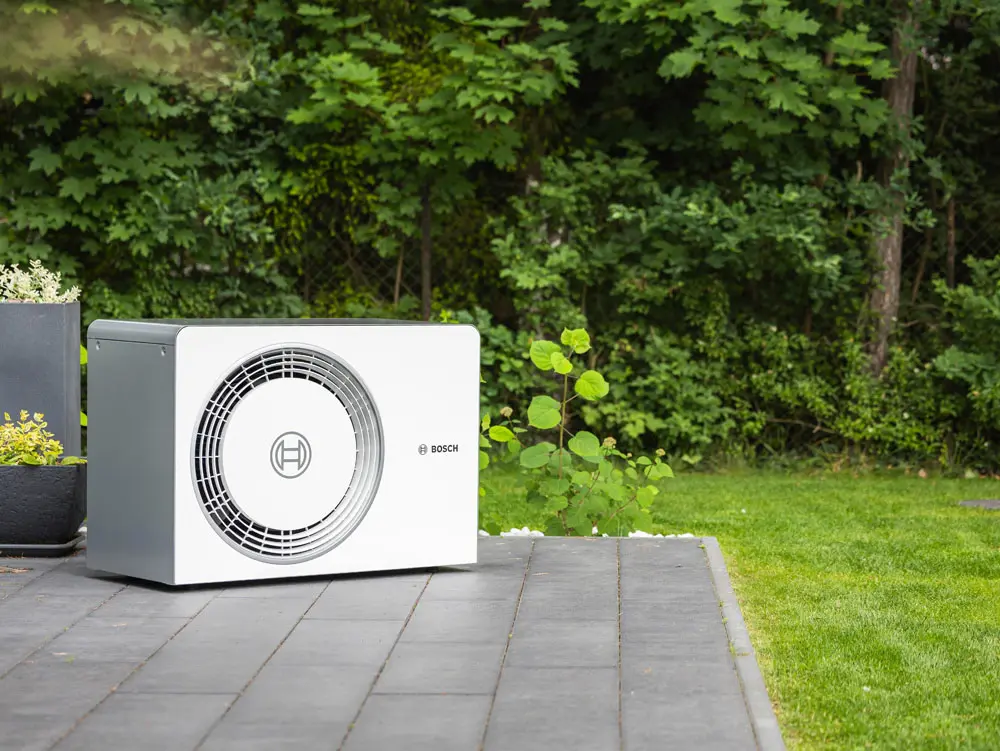 Bosch Wärmepumpe auf Terrasse bei Infravoltaic Kunde