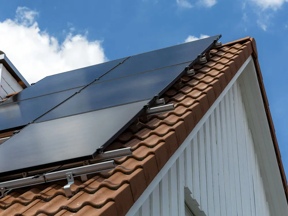 Fertig installierte Solaranlage auf einem hellbraunen Hausdach.