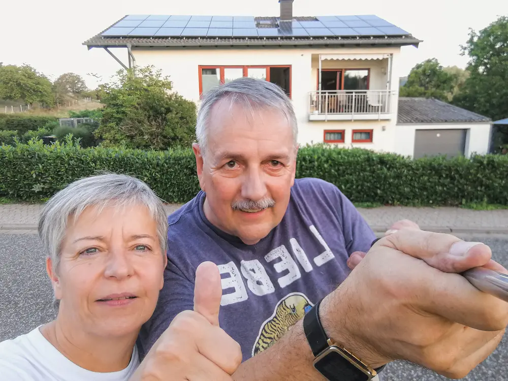 Infravoltaic Kunden mit ihrer Infravoltaic Energielösung