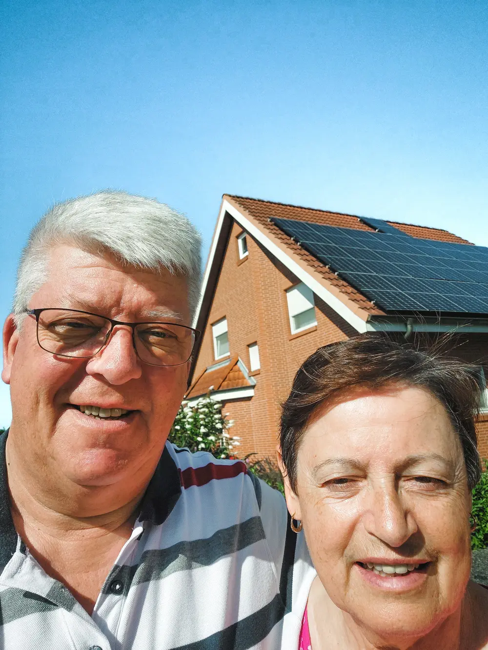 Infravoltaic Kunden mit ihrer Infravoltaic Energielösung