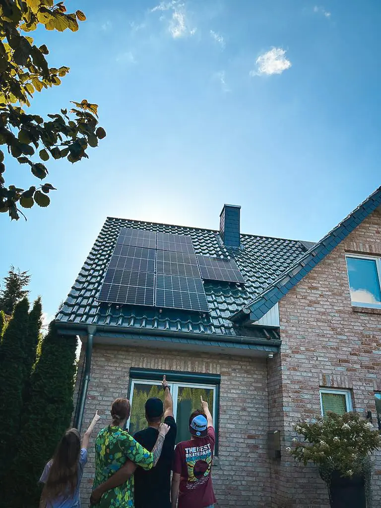 Infravoltaic Kunden mit ihrer Infravoltaic Energielösung
