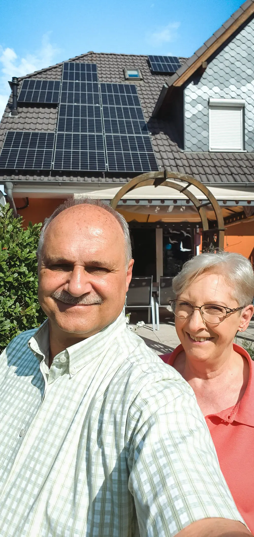 Infravoltaic Kunden mit ihrer Infravoltaic Energielösung