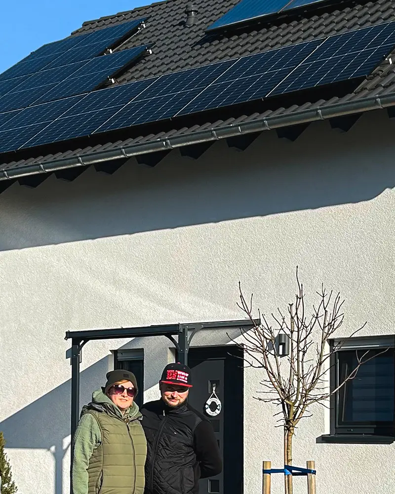 Infravoltaic Kunden mit ihrer Infravoltaic Energielösung