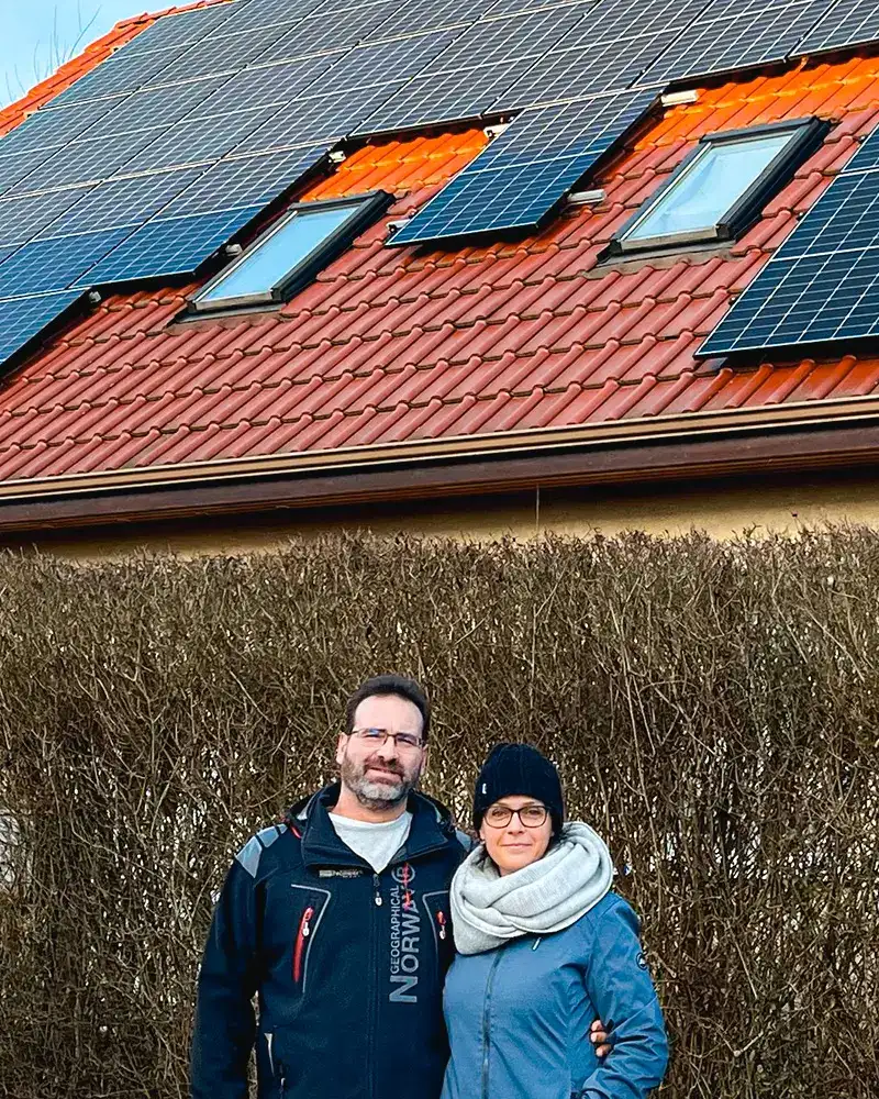 Infravoltaic Kunden mit ihrer Infravoltaic Energielösung