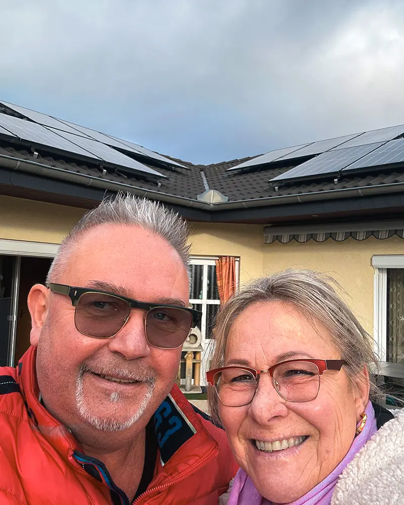 Infravoltaic Kunden mit ihrer Infravoltaic Energielösung