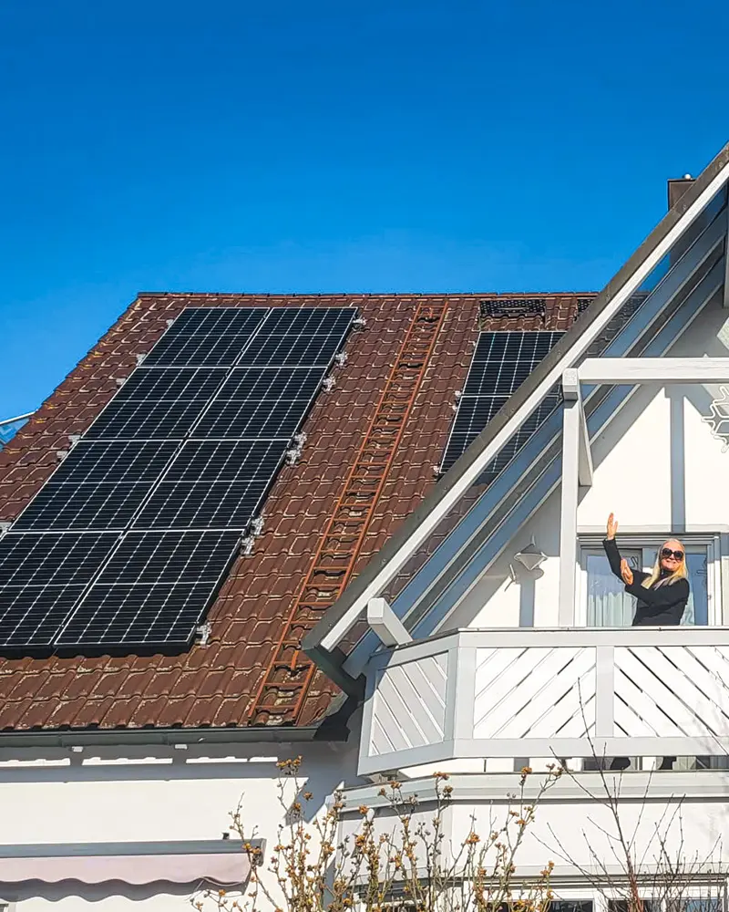 Infravoltaic Kunden mit ihrer Infravoltaic Energielösung