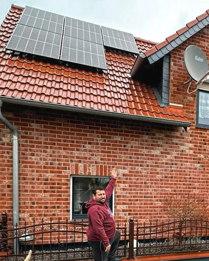 Infravoltaic Kunden mit ihrer Infravoltaic Energielösung