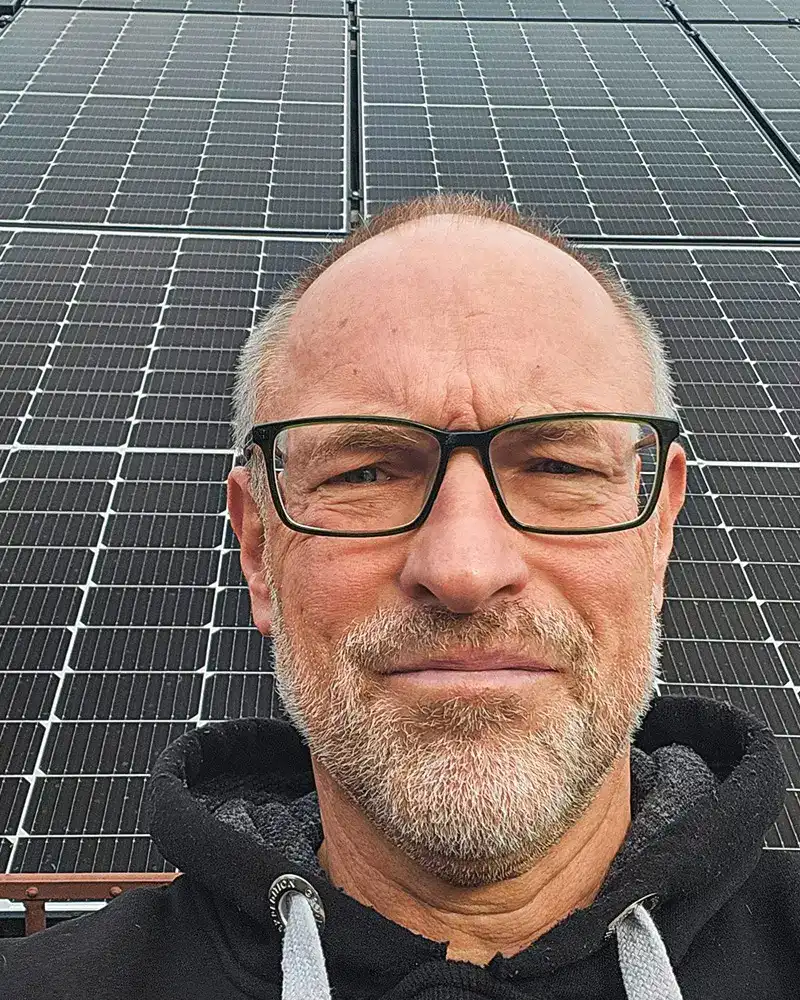 Infravoltaic Kunden mit ihrer Infravoltaic Energielösung
