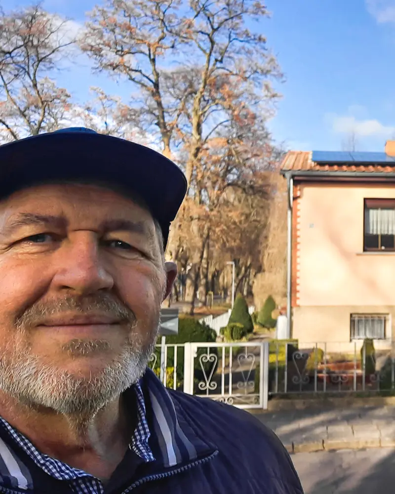 Infravoltaic Kunden mit ihrer Infravoltaic Energielösung