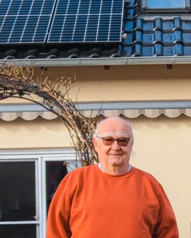 Infravoltaic Kunden mit ihrer Infravoltaic Energielösung