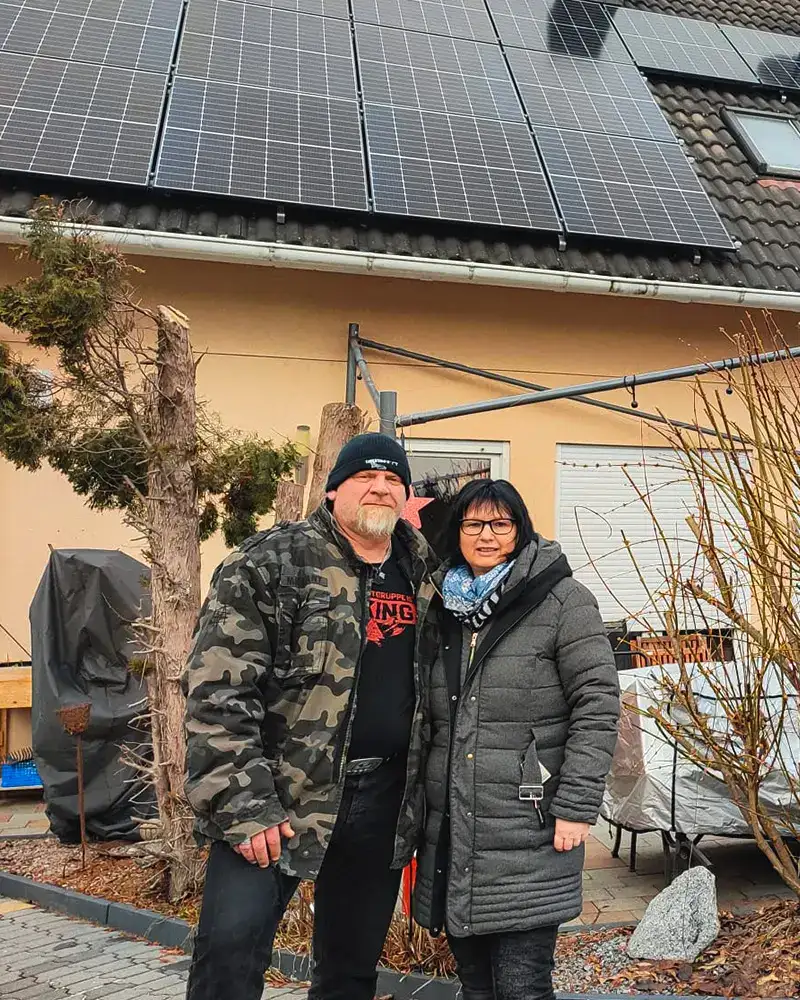 Infravoltaic Kunden mit ihrer Infravoltaic Energielösung