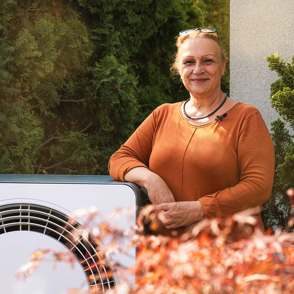 Infravoltaic Kundin lehnt an Wärmepumpe