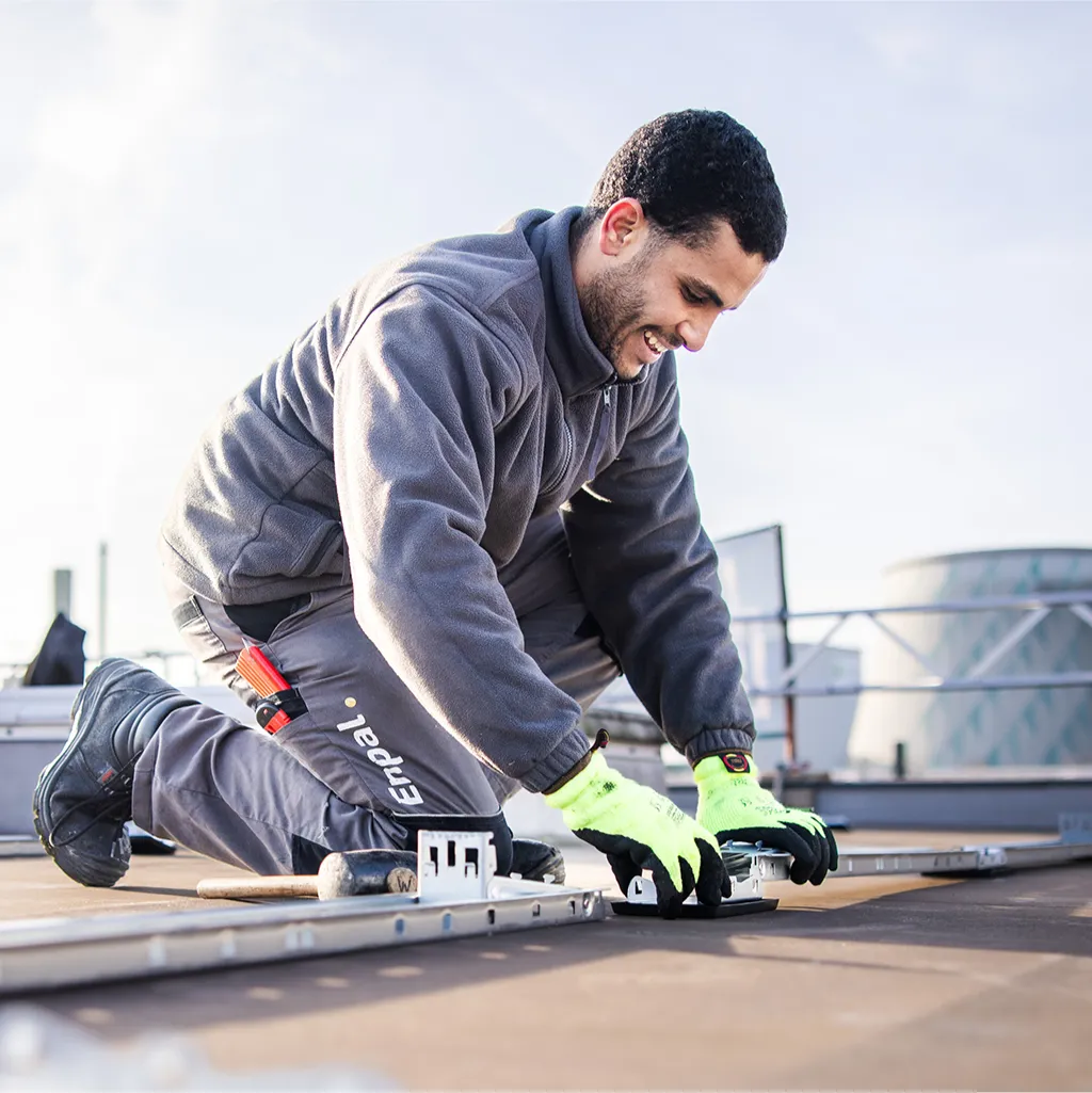 Infravoltaic Handwerker bei der Montage einer Photovoltaikanlage für Unternehmen