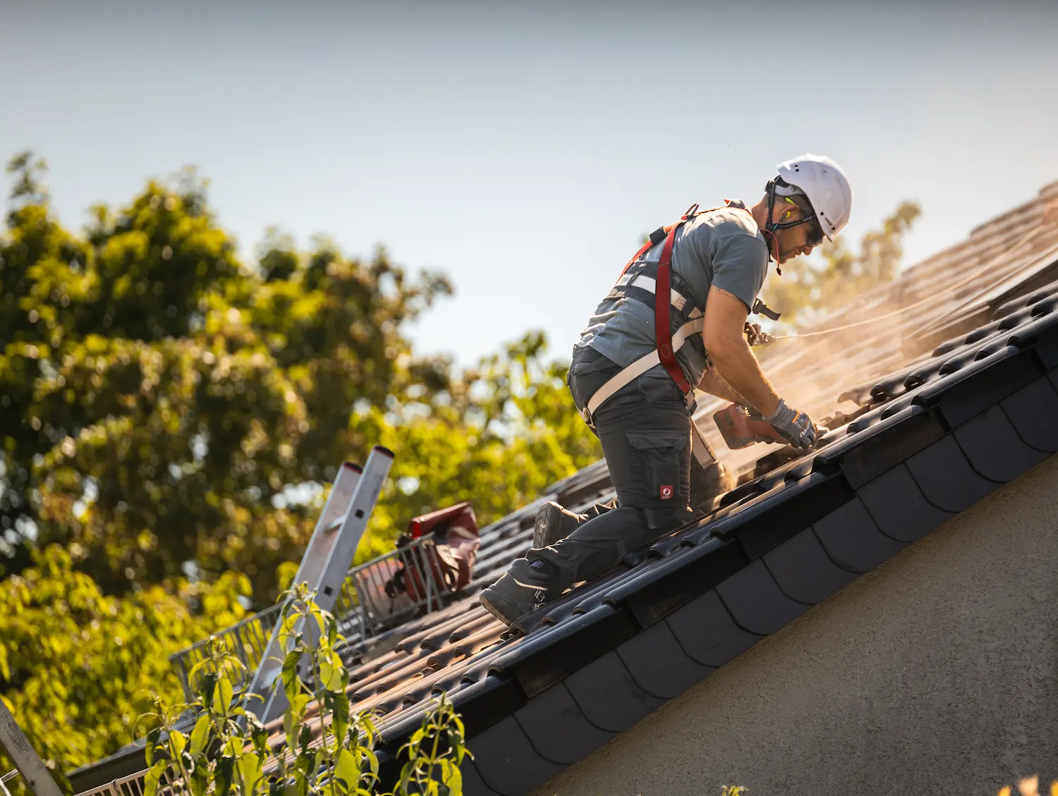 Bauarbeiter installiert eine Solaranlage auf dem Dach