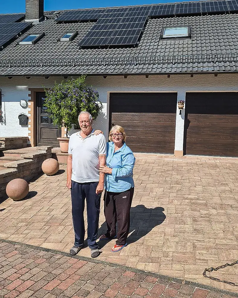 Infravoltaic Kunden mit ihrer Infravoltaic Energielösung