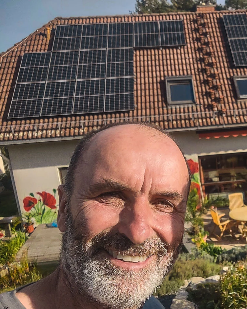 Infravoltaic Kunden mit ihrer Infravoltaic Energielösung