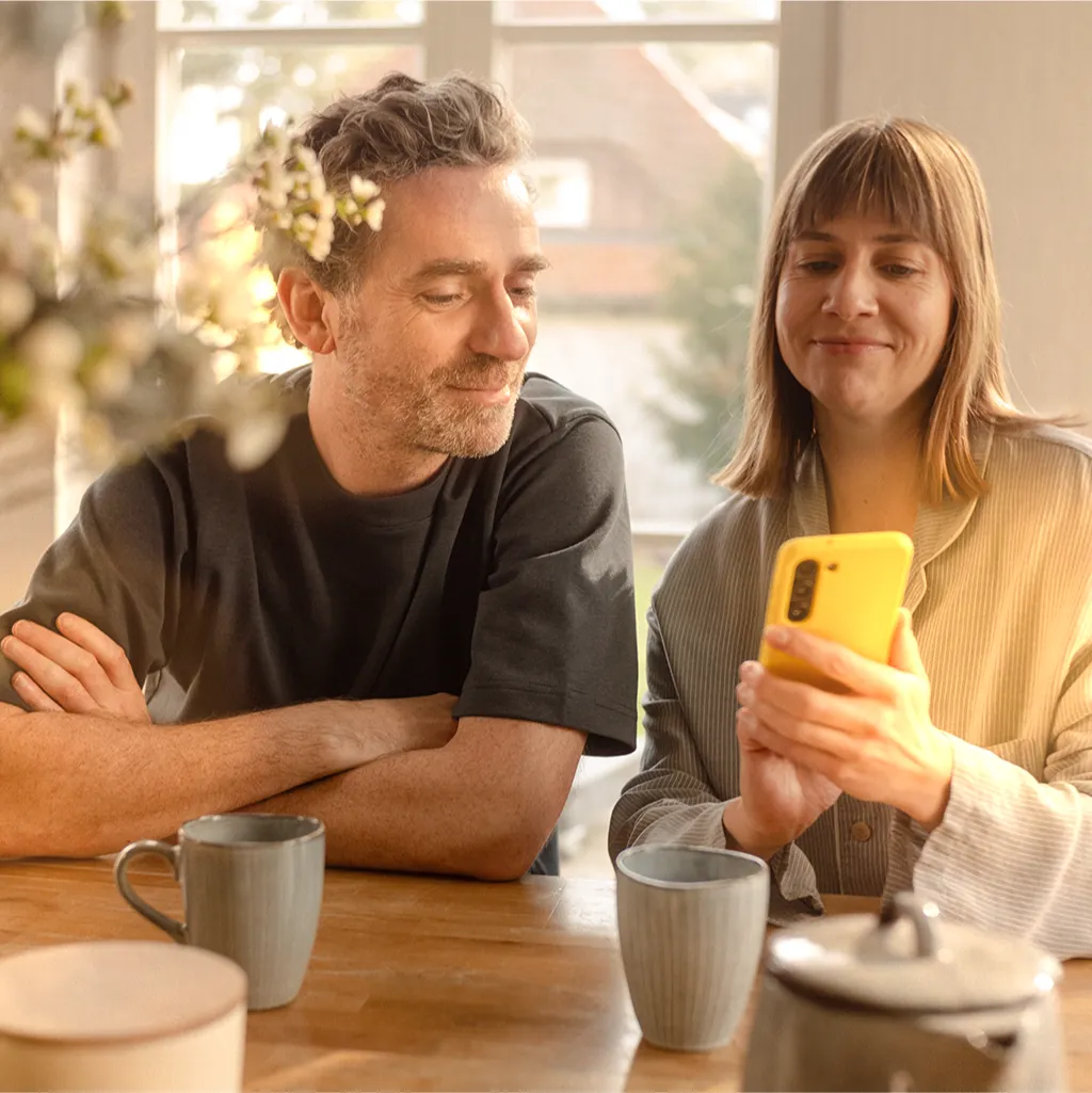 Infravoltaic Kunden mit Handy in der Hand