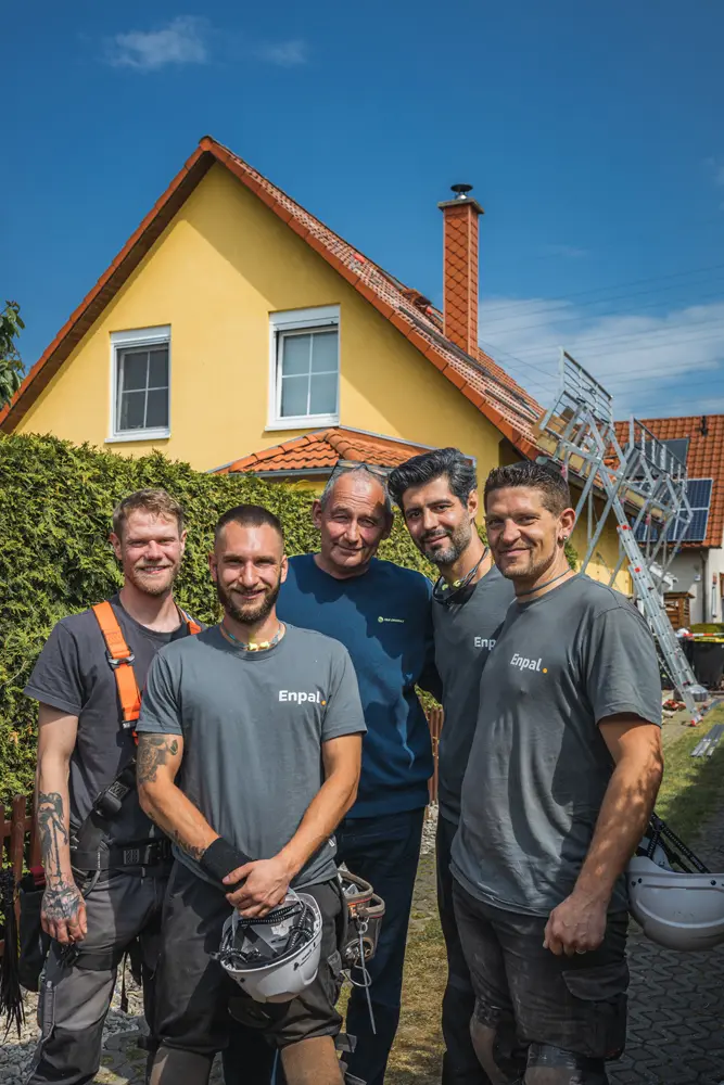 Monteure von Infravoltaic posieren mit einem Kunden 