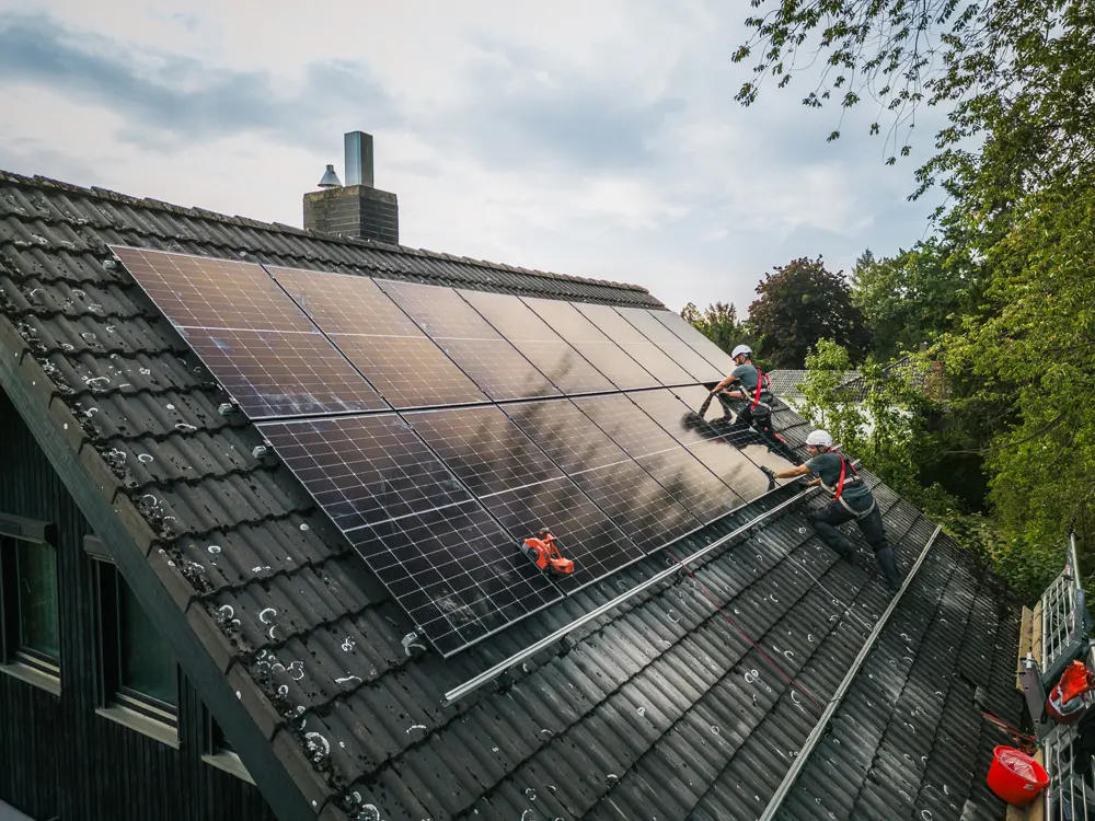 Zwei Solar-Monteure bei der Installation einer Infravoltaic Solaranlage.