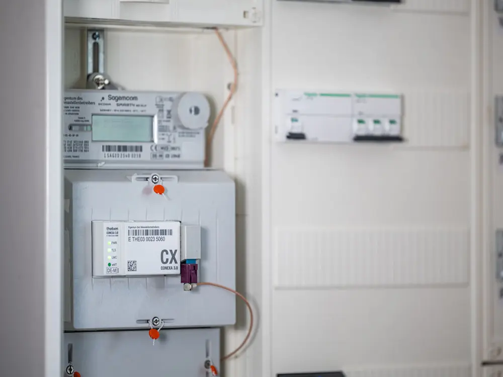 Ein installierter Smart Meter (intelligenter Stromzähler) von Enpal.