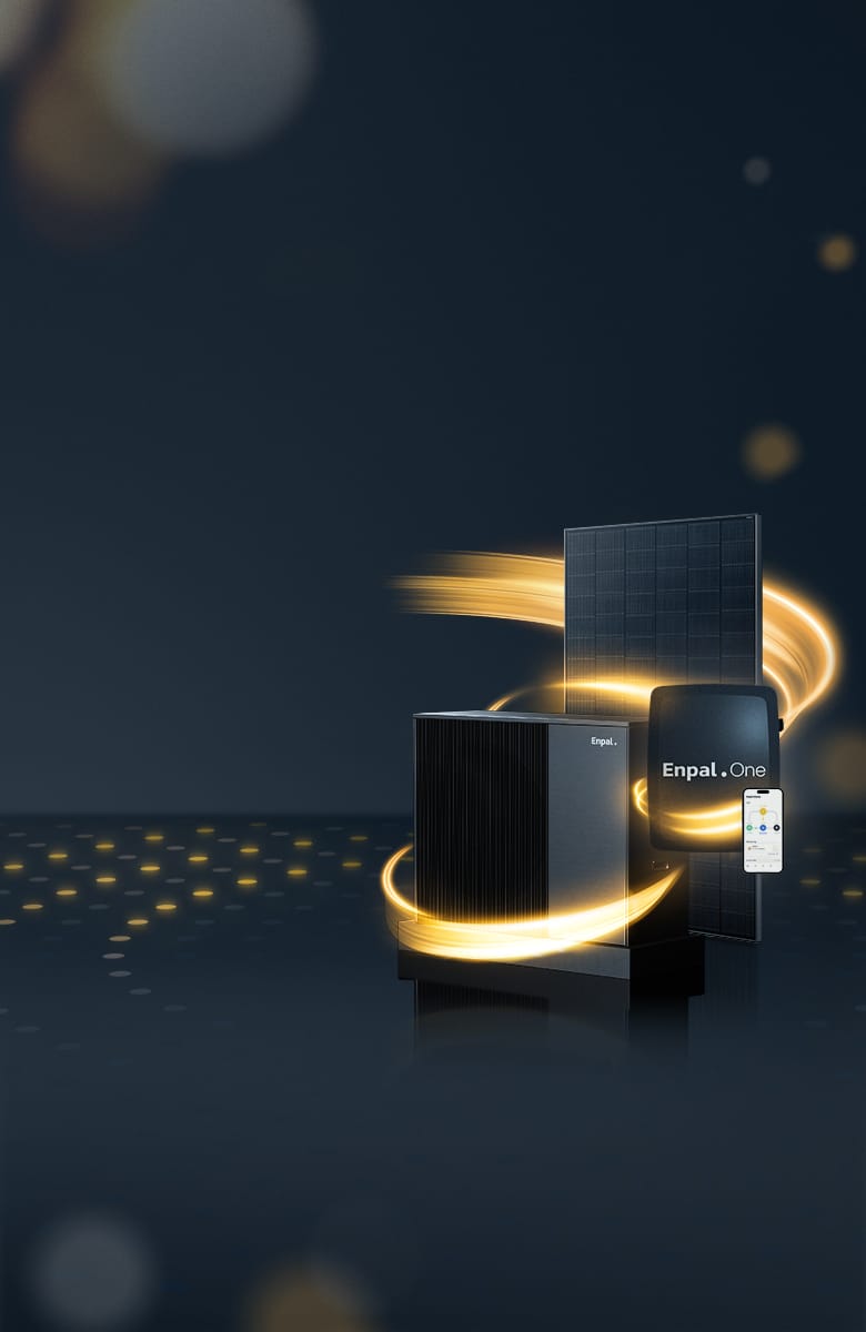 Infravoltaic Wärmepumpe, Solarmodul, Enpal.One und Infravoltaic App im Bundle verbunden durch orangenen Energieschweif vor dunkelblauem Hintergrund