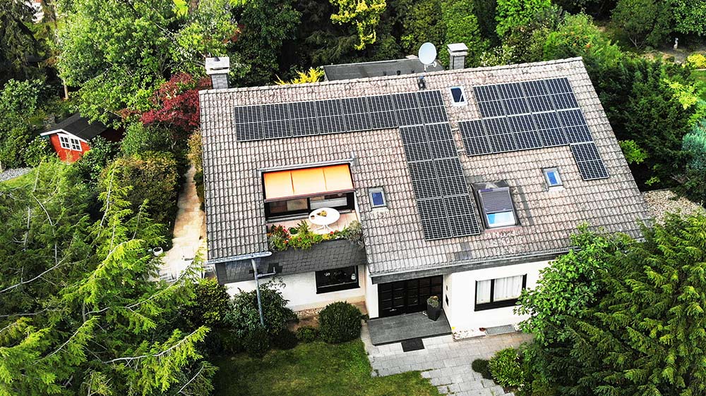 Einfamilienhaus aus der Vogelperspektive mit fertig montierter Solaranlage