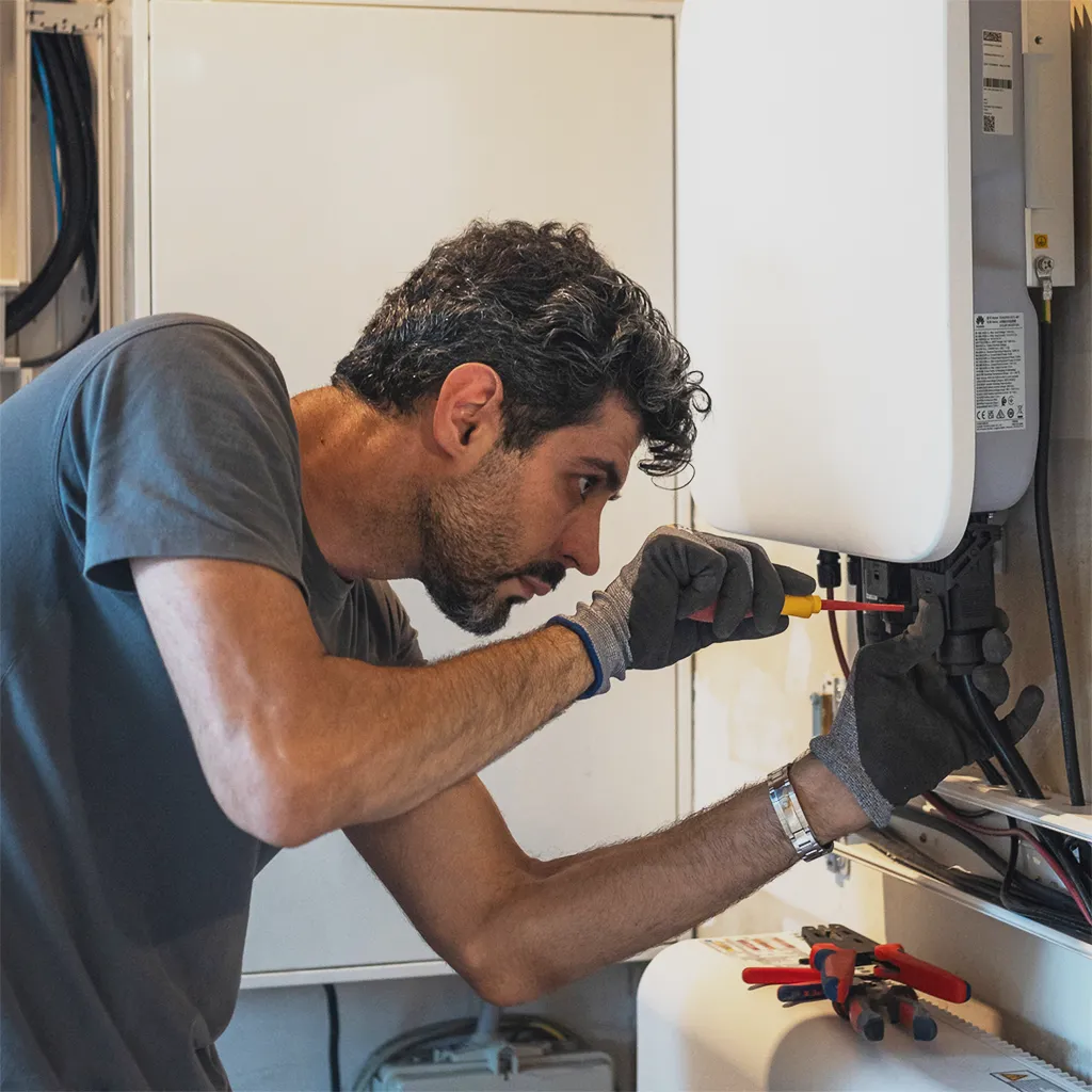 Infravoltaic Handwerker bei der Montage eines Stromspeichers