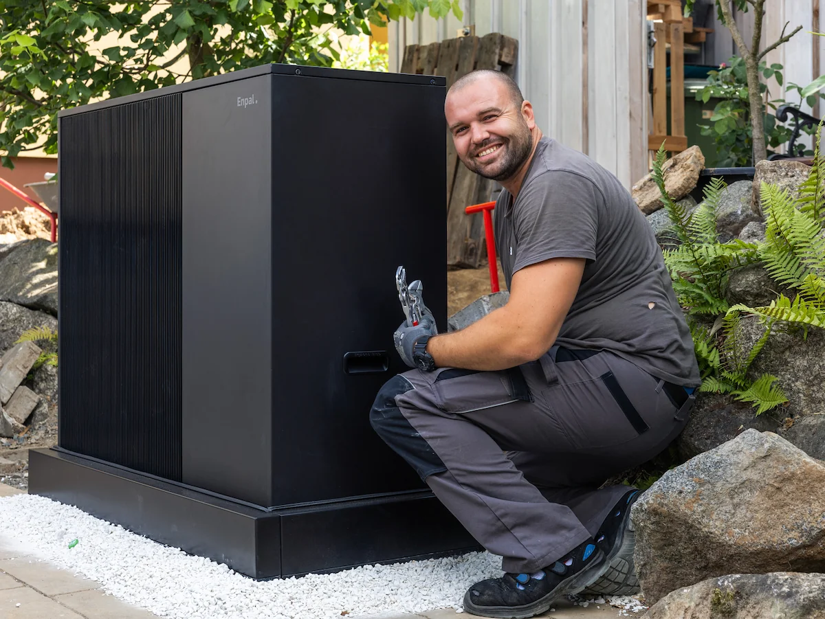 Infravoltaic Monteur installiert die Infravoltaic Wärmepumpe