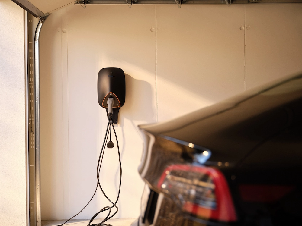 Eine Infravoltaic Wallbox, die in einer Garage hängt.