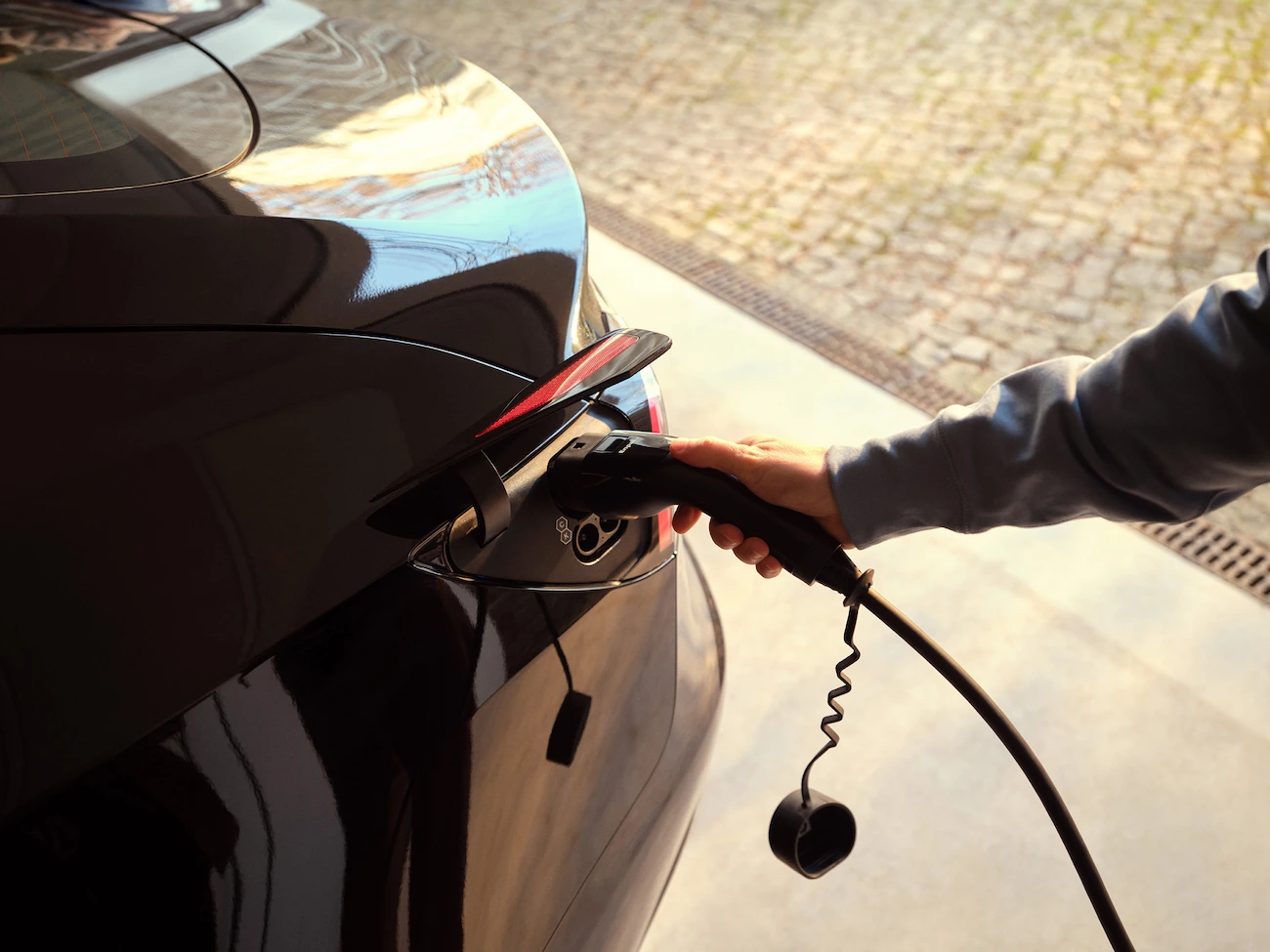 Ladekabel ist in ein E-Auto eingesteckt