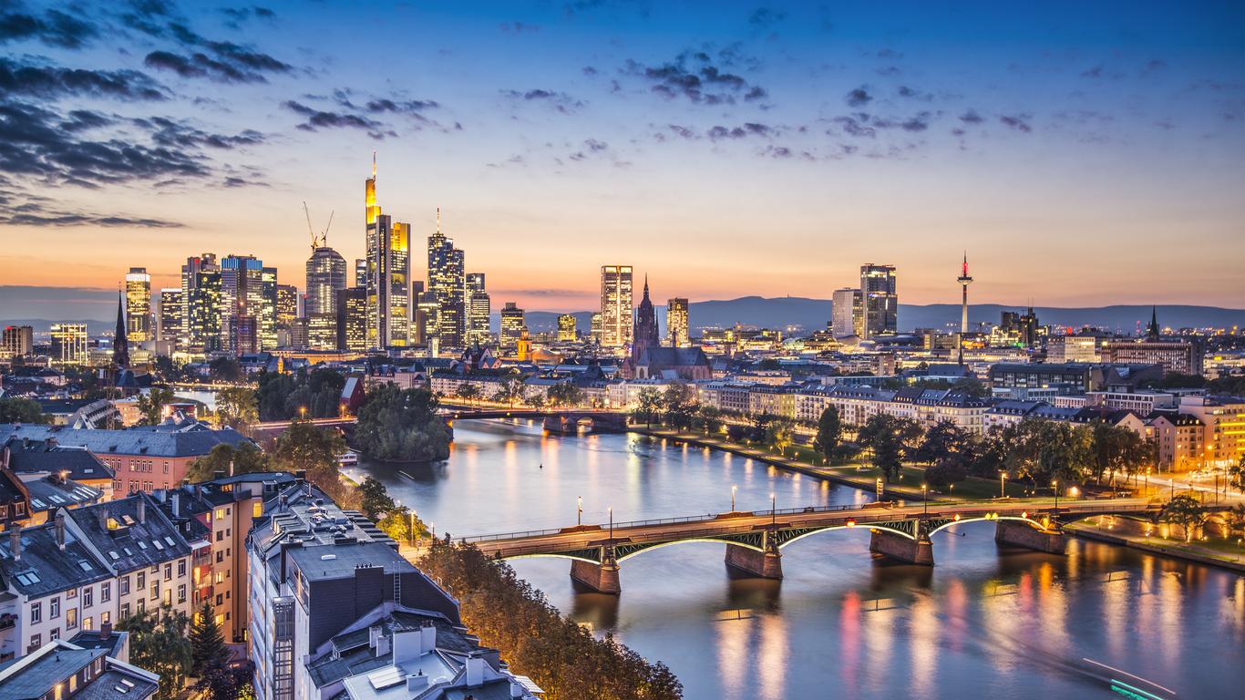 Blick auf die Frankfurter Skyline und den Main