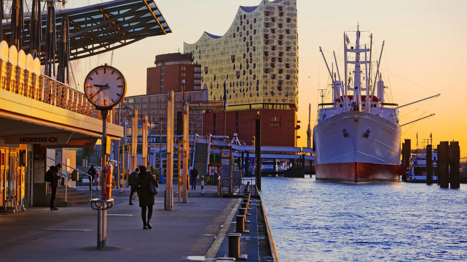 Ansicht der Landungsbrücken in St. Pauli mit Elbphilharmonie und Museumsschiff