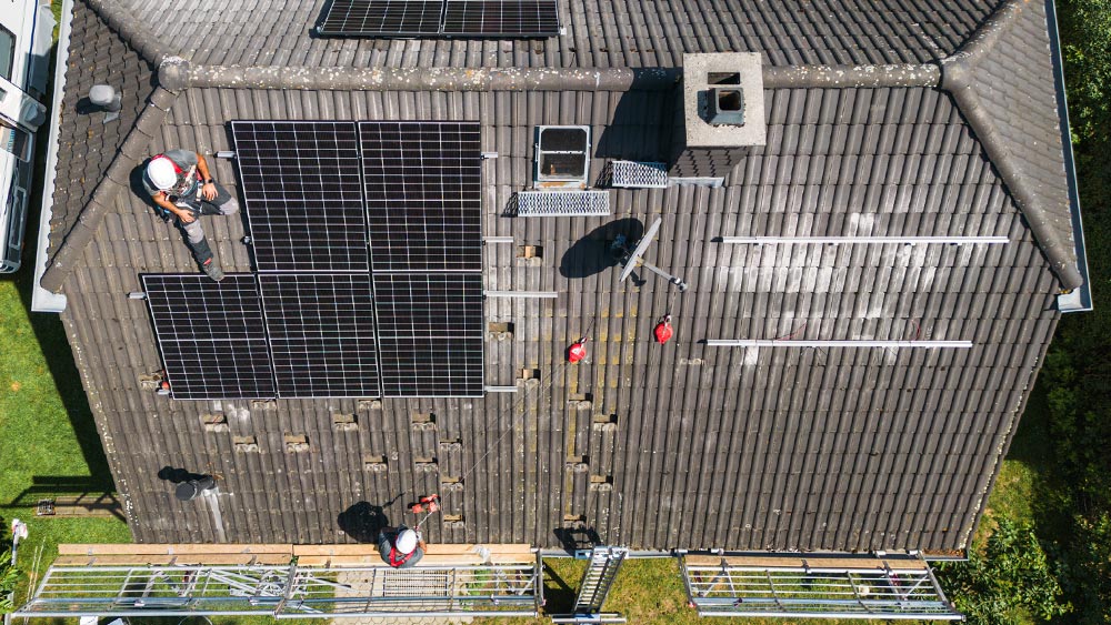 Montage einer Infravoltaic Solaranlage aus der Vogelperspektive.
