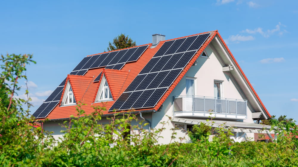Solaranlage auf einem rot gedeckten Dach mit Gauben