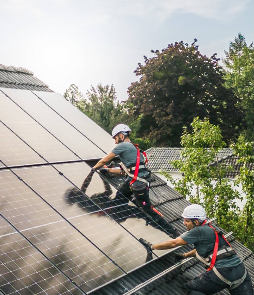 Zwei Infravoltaic Monteure bei der Installation einer Infravoltaic Solaranlage