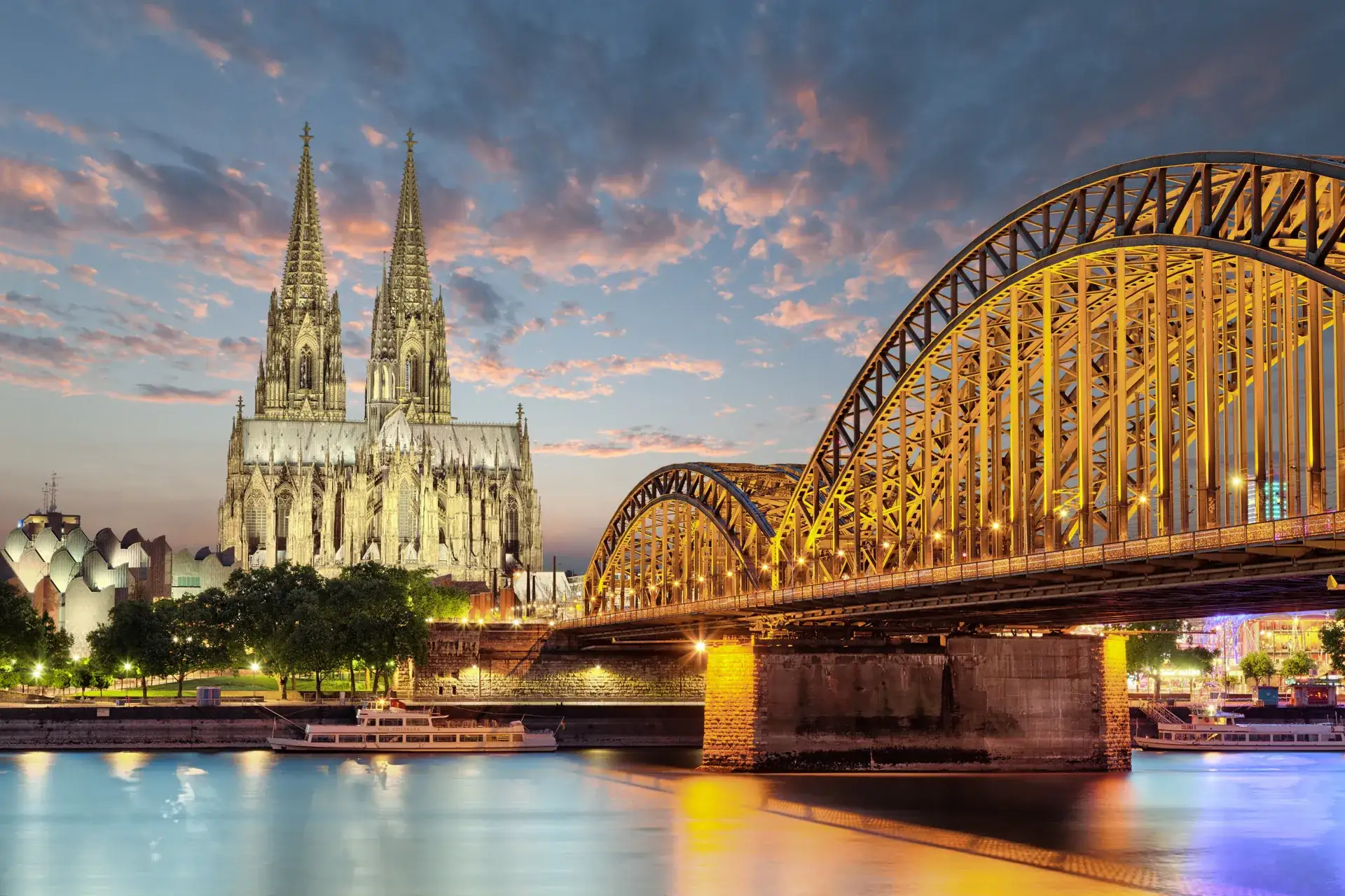 Blick auf den Kölner Dom und die Hohenzollernbrücke in der Dämmerung